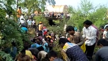 नांदेडमध्ये माशांचा ट्रक उलटला आणि लोकांची उडाली एकच झुंबड! नांदेडमध्ये माशांचा ट्रक उलटला आणि लोकांची उडाली एकच झुंबड!