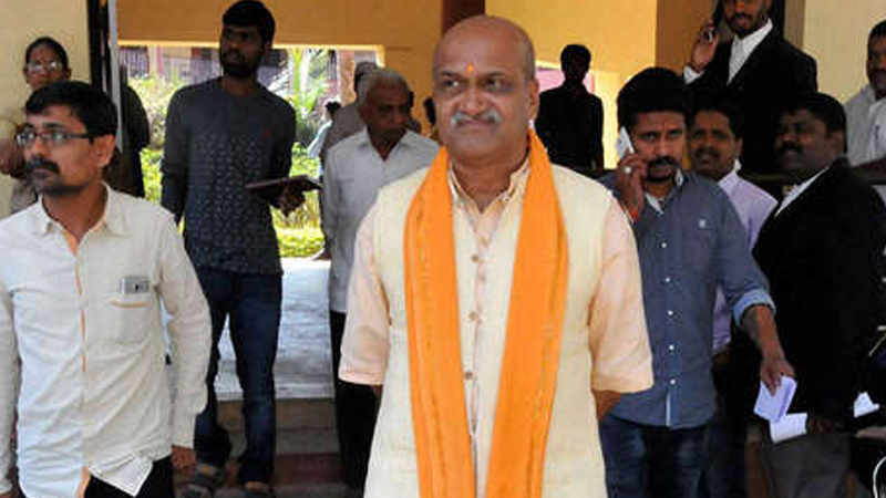 कुत्र्याच्या मृत्यूसाठीही मोदी जबाबदार का?, श्रीराम सेनाप्रमुखाचं वक्तव्य