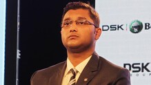 पोलिसांना शरण या नाहीतर निर्णय द्यावा लागेल, कोर्टाने डीएसकेंच्या मुलाला झापलं पोलिसांना शरण या नाहीतर निर्णय द्यावा लागेल, कोर्टाने डीएसकेंच्या मुलाला झापलं