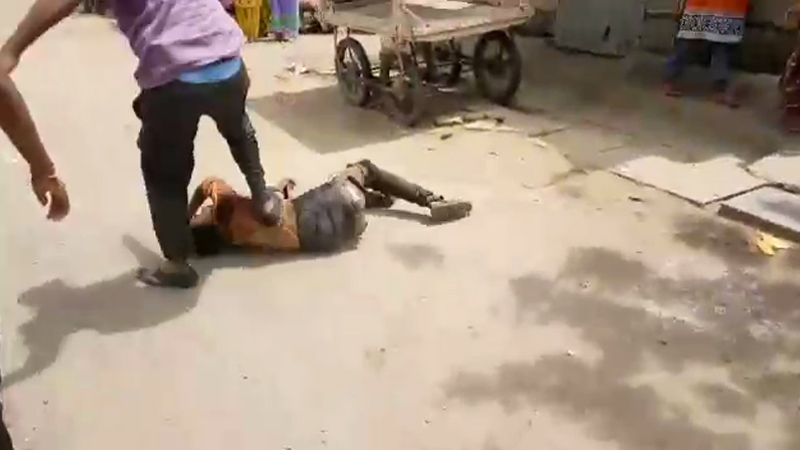 VIDEO :संशयाचं भूत सोलापुरातही!,मुलं चोरण्याच्या संशयातून दोघांना बेदम मारहाण