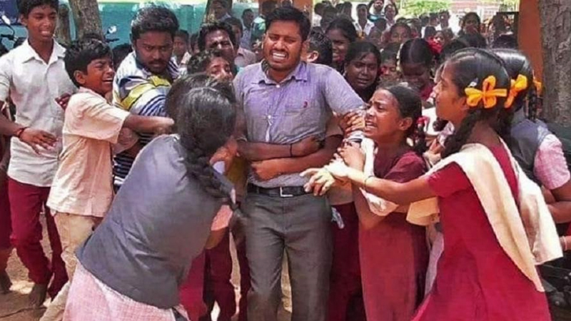 VIDEO : सर,आम्हाला सोडून जाऊ नका!, एक ह्रदयस्पर्शी निरोप सोहळा