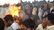 भय्यूजी महाराज अनंतात विलीन, मुलीने दिला अग्नी