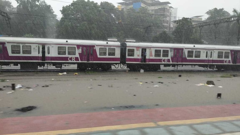 मध्य रेल्वेचा खेळ खंडोबा, या भागांमध्ये भरले पाणी