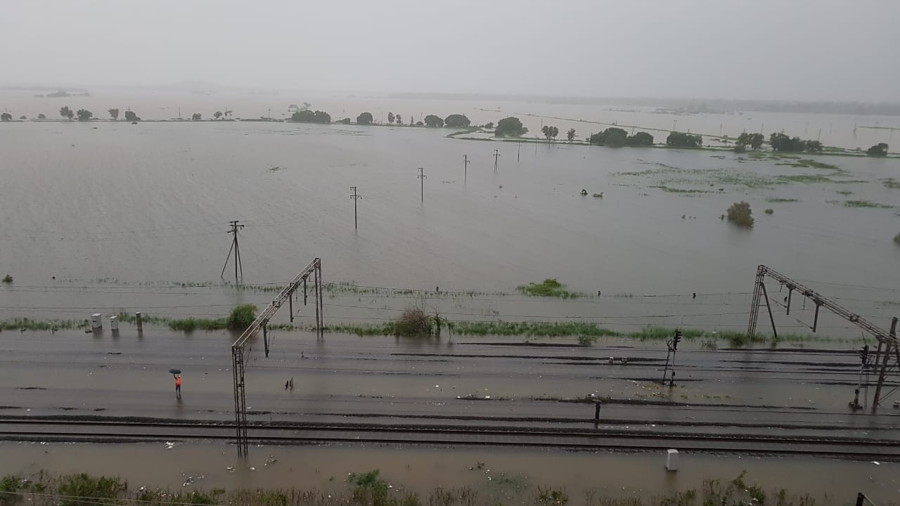 मुसळधार पाऊसमुळे रेल्वेरूळावर पाणी साचल्यानं भाईंदर ते विरार रेल्वेसेवा पूर्णपणे बंद. भाईंदर ते चर्चगेट रेल्वेसेवा धिम्यागतीनं सुरू. मुसळधार पाऊसमुळे रेल्वेरूळावर पाणी साचल्यानं भाईंदर ते विरार रेल्वेसेवा पूर्णपणे बंद. भाईंदर ते चर्चगेट रेल्वेसेवा धिम्यागतीनं सुरू.