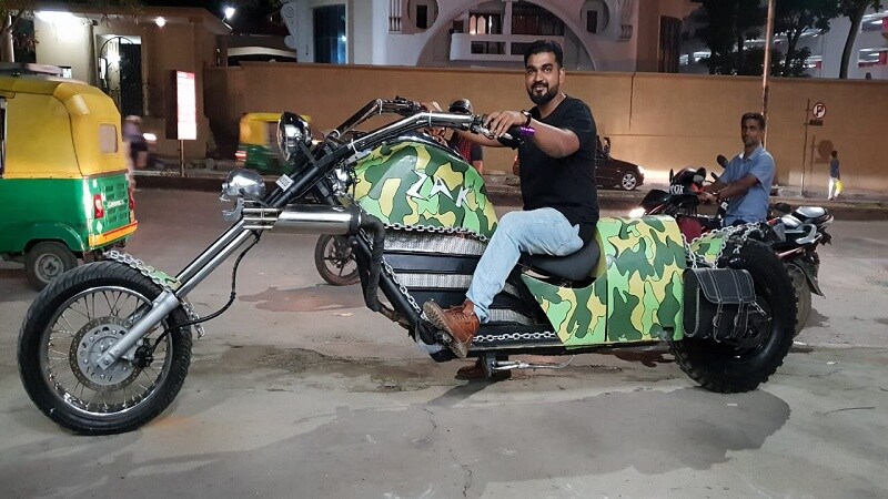 14 जुलै : आजकालच्या तरुणाईला बाईकचं मोठं वेड आहे. त्यात त्या तुफान बाईकचा स्पीड आणि लोकांचं लक्ष्य वेधण्यासाठी तिची डिजाईन याचा क्रेझ काही वेगळाच आहे. अशीच तुमचं लक्ष वेधनारी बाईक जाकिर खानने बनवली आहे. तुम्ही थक्क व्हाल पण ही बाईक १३ फूट लांब आहे. ही जगातली सगळ्यात लांब बाईक आहे. 14 जुलै : आजकालच्या तरुणाईला बाईकचं मोठं वेड आहे. त्यात त्या तुफान बाईकचा स्पीड आणि लोकांचं लक्ष्य वेधण्यासाठी तिची डिजाईन याचा क्रेझ काही वेगळाच आहे. अशीच तुमचं लक्ष वेधनारी बाईक जाकिर खानने बनवली आहे. तुम्ही थक्क व्हाल पण ही बाईक १३ फूट लांब आहे. ही जगातली सगळ्यात लांब बाईक आहे.