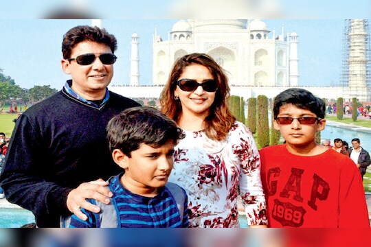 माधुरी दीक्षितला येतेय पती आणि मुलांची आठवण