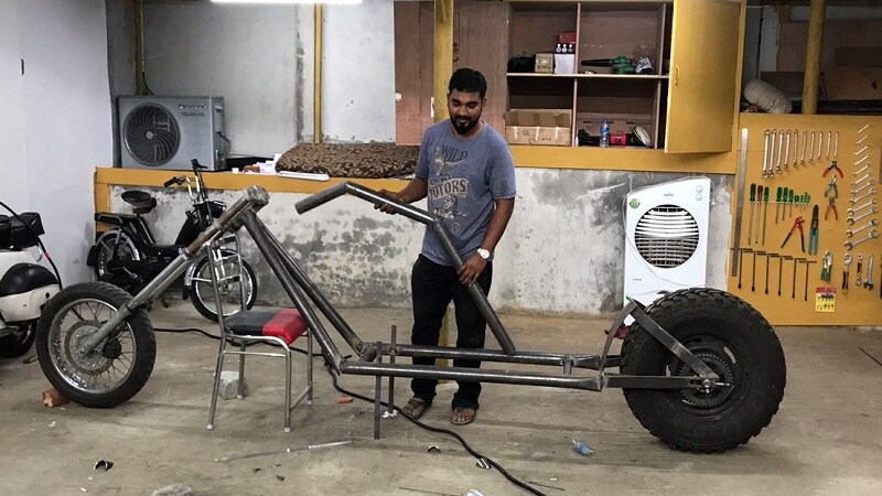बंगळुरूच्या इन्टेरियर डिझायनर जाकिर खान यांने 13 फूट लांबीची बाईक तयार केली आहे. त्याने त्याच्या या बाईकला 'चॉपर बाईक' असं नाव दिलं आहे. बंगळुरूच्या इन्टेरियर डिझायनर जाकिर खान यांने 13 फूट लांबीची बाईक तयार केली आहे. त्याने त्याच्या या बाईकला 'चॉपर बाईक' असं नाव दिलं आहे.