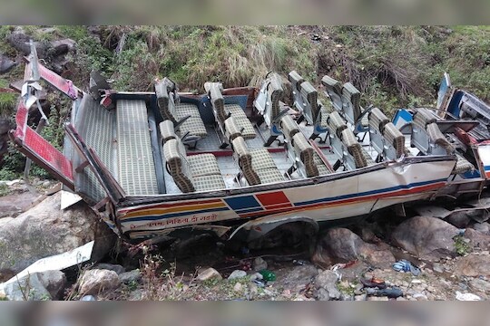 प्रवाशांनी गच्च भरलेली बस खोल दरीत कोसळली, 47 जणांचा मृत्यू