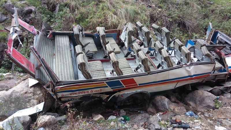 प्रवाशांनी गच्च भरलेली बस खोल दरीत कोसळली, 47 जणांचा मृत्यू