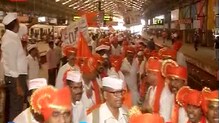 VIDEO : ....आणि चर्चगेट स्टेशनमध्ये अवतरली पंढरी ! VIDEO : ....आणि चर्चगेट स्टेशनमध्ये अवतरली पंढरी !