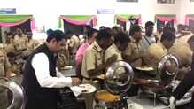 VIDEO : पोलीस जवानांसोबत मुख्यमंत्रीही उभे राहिले जेवणाच्या रांगेत