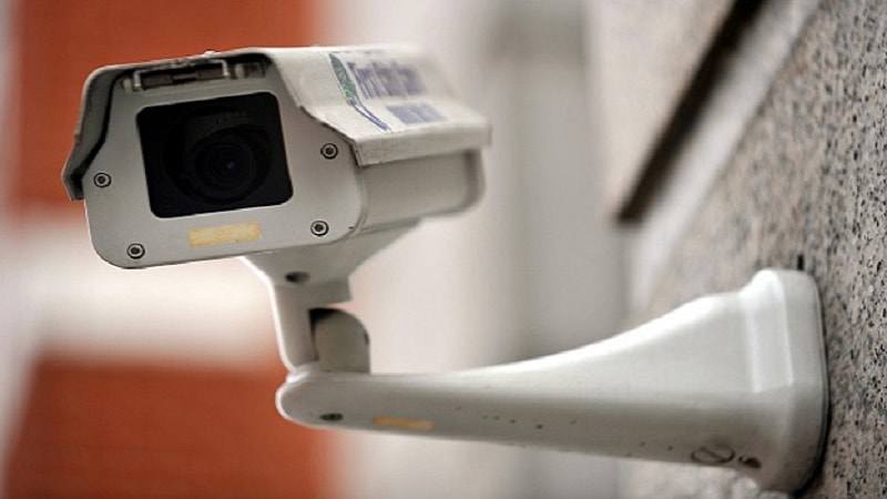 CCTV कॅमेरा कसा काम करतो : ही एक बंद सर्किट प्रणाली आहे. ज्यात अनेक घटक थेट जोडलेले आहेत. CCTV कॅमेराद्वारे रेकॉर्ड केलेली चित्र किंवा व्हिडिओ प्रसारित केले जात नाही, परंतु हे रेकॉर्डिंग सिस्टिम म्हणून वापरले जाते. CCTV कॅमेरा कसा काम करतो : ही एक बंद सर्किट प्रणाली आहे. ज्यात अनेक घटक थेट जोडलेले आहेत. CCTV कॅमेराद्वारे रेकॉर्ड केलेली चित्र किंवा व्हिडिओ प्रसारित केले जात नाही, परंतु हे रेकॉर्डिंग सिस्टिम म्हणून वापरले जाते.