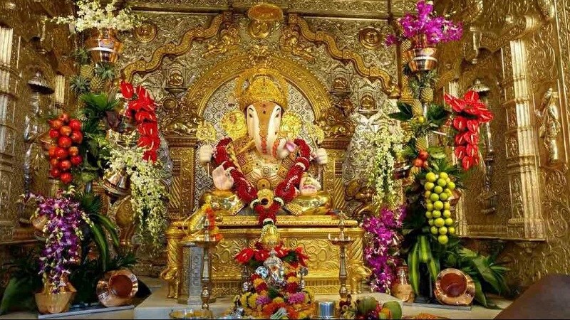 अंगारकी संकष्टी चतुर्थीनिमीत्त आज पुण्यातील श्रीमंत दगडूशेठ हलवाईच्या मंदिरात अशी भव्य आरास करण्यात आली आहे. अंगारकी संकष्टी चतुर्थीनिमीत्त आज पुण्यातील श्रीमंत दगडूशेठ हलवाईच्या मंदिरात अशी भव्य आरास करण्यात आली आहे.