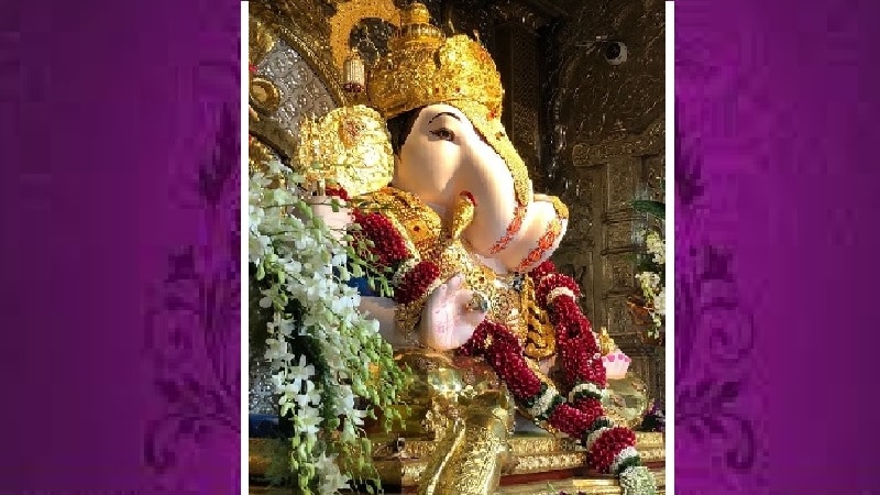अंगारकीनिमीत्त बाप्पाच्या दर्शनासाठी गणेश भक्तांनी रात्रीपासूनच गर्दी केली आहे. मंदिर परिसरात लांबच लांब रांगा लागल्या होत्या. अंगारकीनिमीत्त बाप्पाच्या दर्शनासाठी गणेश भक्तांनी रात्रीपासूनच गर्दी केली आहे. मंदिर परिसरात लांबच लांब रांगा लागल्या होत्या.