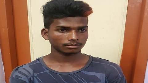 राईनपाडा हत्याकांडातील मुख्य आरोपीला नवापूरमधून अटक करण्यात आली आहे.  महारू पवार असं त्याचं नाव आहे. राईनपाडामध्ये १ जुलैला पाच जणांची मुलं पळवण्याच्या अफवेतून ठेचून हत्या करण्यात आली होती.