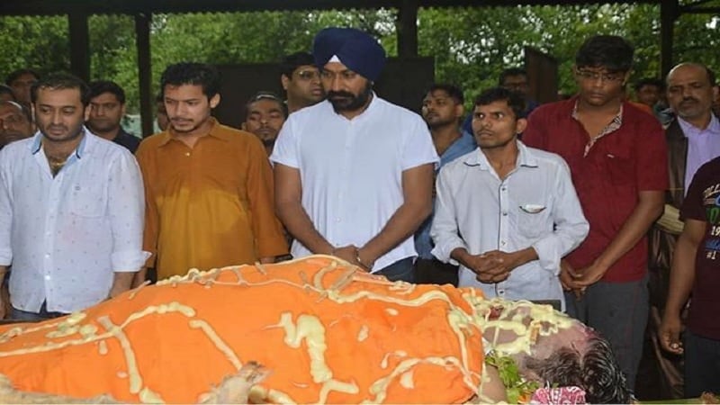 आझाद यांच्या आकस्मित मृत्यूमुळे संपूर्ण टीव्ही जगतात शोककळा पसरली. हृदयविकाराच्या तीव्र झटक्याने त्यांचा मृत्यू झाला. आझाद यांच्या आकस्मित मृत्यूमुळे संपूर्ण टीव्ही जगतात शोककळा पसरली. हृदयविकाराच्या तीव्र झटक्याने त्यांचा मृत्यू झाला.