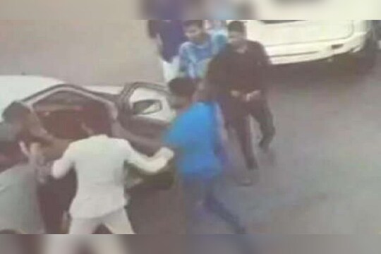 VIDEO : ओव्हरटेक केलं म्हणून भाजप नेत्याच्या मुलाने कार चालकाला असं मारायचं का ?