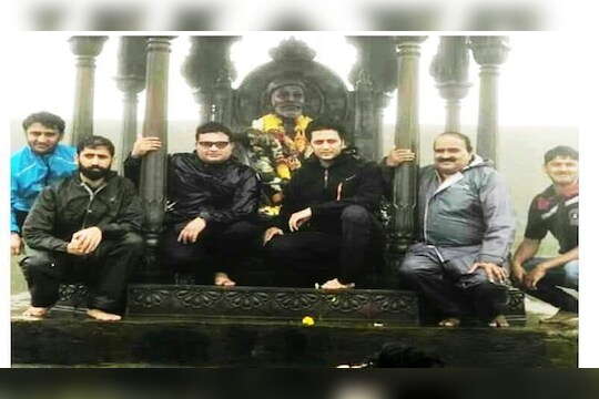 रितेश देशमुख-रवी जाधवचे रायगडावरचे वादग्रस्त फोटो व्हायरल, शिवप्रेमींची टीका