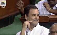 राहुल गांधींनी नेमका कुणाला मारला डोळा? राहुल गांधींनी नेमका कुणाला मारला डोळा?