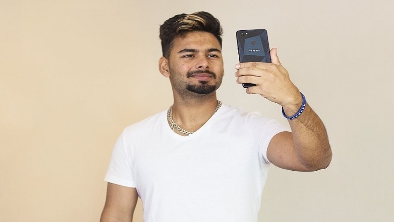 अण्डर 19 वर्ल्डकपमध्ये नेपाळ टीमविरुद्धात 18 चेंडूंमध्ये अर्धशतकी खेळी केली होती. तसेच पंतने नामीबियाविरुद्ध शतक ठोकत भारताला उपांत्य फेरीपर्यंत नेले होते. त्याचदिवशी दिल्ली डेअरडेविल्सने ऋषभला 1.9 कोटी देऊन आपल्या संघात घेतले होते. अण्डर 19 वर्ल्डकपमध्ये नेपाळ टीमविरुद्धात 18 चेंडूंमध्ये अर्धशतकी खेळी केली होती. तसेच पंतने नामीबियाविरुद्ध शतक ठोकत भारताला उपांत्य फेरीपर्यंत नेले होते. त्याचदिवशी दिल्ली डेअरडेविल्सने ऋषभला 1.9 कोटी देऊन आपल्या संघात घेतले होते.