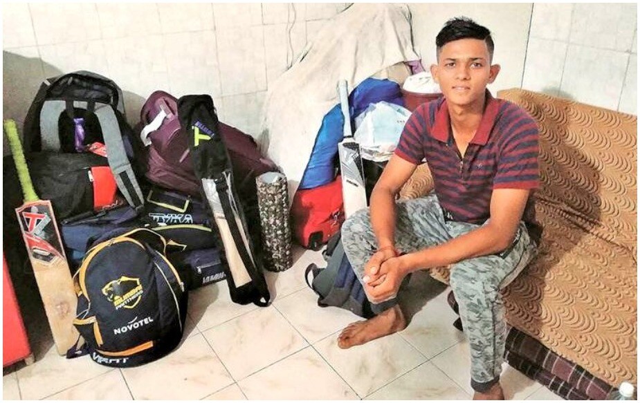 सचिनने यशस्वीला खेळाविषयी अनेक टिप्स दिल्या. यानंतर सचिनने त्याची बॅट यशस्वीला दिली आणि त्यावर एक खास मेसेजही लिहिला. नुकत्याच संपन्न झालेल्या कूच बेहार ट्रॉफी स्पर्धेत जयस्वालने 500 पेक्षा जास्त धावा केल्या होत्या. सचिनने यशस्वीला खेळाविषयी अनेक टिप्स दिल्या. यानंतर सचिनने त्याची बॅट यशस्वीला दिली आणि त्यावर एक खास मेसेजही लिहिला. नुकत्याच संपन्न झालेल्या कूच बेहार ट्रॉफी स्पर्धेत जयस्वालने 500 पेक्षा जास्त धावा केल्या होत्या.