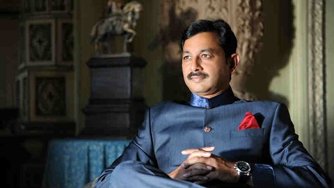 लोकांनी सोशल मीडियावर रितेश देशमुखला या फोटोबद्दल शिव्यांची लाखोली वाहिली