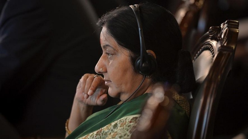 ट्विटर युजर सुषमा स्वराज यांच्या पतीला म्हणाला, 'जेव्हा त्या घरी येतील तेव्हा त्यांना मारा'