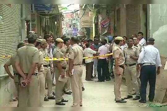 रात्री दुकान बंद करून झोपले, सकाळी 11 मृतदेह लटकलेल्या अवस्थेत शेजाऱ्यांनी पाहिले
