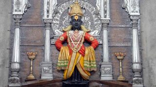 श्री विठ्ठल हे रंजल्या गांजलेल्यांचं, शेतकऱ्यांचं,कष्टकऱ्यांचं दैवत. आषाढी आणि किर्तिकी एकादशीला विठ्ठलाच्या महापूजेला खास महत्व आहे. पुरातन काळी आषाढी एकादशीला राजे, महाराजे पंढरपूरच्या विठ्ठलाची महापूजा करत. पेशवे काळात विठ्ठलाच्या महापूजेचा मान पेशव्यांना मिळाला. कालातरांने इंग्रज आलेत, त्यांच्या काळात ही महापूजा कलेक्टरच्या हस्ते व्हायची. कार्तिक एकादशीला उपमुख्यमंत्री महापूजा करतात, तर आषाढी एकादशी मुख्यमंत्री महापूजा करतात. मुख्यमंत्री म्हणून पंढरपूरच्या विठ्ठलाची महापूजा करण्याचा मान सर्वप्रथम माजी मुख्यमंत्री वसंतदादा पाटील यांना मिळाला. त्यानंतर ही प्रथा अविरत सुरु असली तरी, या ना त्या कारणामुळे या नेत्यांना विठ्ठलाची महापूजा करता आली नाही. असा आहे इतिहास... श्री विठ्ठल हे रंजल्या गांजलेल्यांचं, शेतकऱ्यांचं,कष्टकऱ्यांचं दैवत. आषाढी आणि किर्तिकी एकादशीला विठ्ठलाच्या महापूजेला खास महत्व आहे. पुरातन काळी आषाढी एकादशीला राजे, महाराजे पंढरपूरच्या विठ्ठलाची महापूजा करत. पेशवे काळात विठ्ठलाच्या महापूजेचा मान पेशव्यांना मिळाला. कालातरांने इंग्रज आलेत, त्यांच्या काळात ही महापूजा कलेक्टरच्या हस्ते व्हायची. कार्तिक एकादशीला उपमुख्यमंत्री महापूजा करतात, तर आषाढी एकादशी मुख्यमंत्री महापूजा करतात. मुख्यमंत्री म्हणून पंढरपूरच्या विठ्ठलाची महापूजा करण्याचा मान सर्वप्रथम माजी मुख्यमंत्री वसंतदादा पाटील यांना मिळाला. त्यानंतर ही प्रथा अविरत सुरु असली तरी, या ना त्या कारणामुळे या नेत्यांना विठ्ठलाची महापूजा करता आली नाही. असा आहे इतिहास...