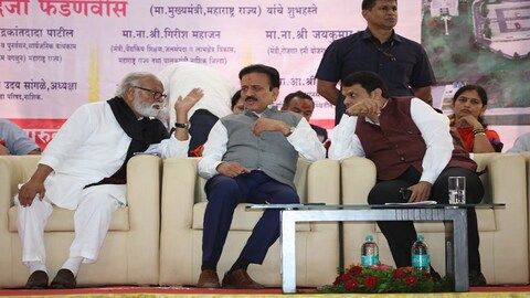 वणीच्या सप्तश्रृंगी गडावर रोप-वे च्या उद्धघाटना निमित्त आयोजित कार्यक्रमात छगन भुजबळ आणि मुख्यमंत्री एकाच व्यासपीठावर आमने-सामने आले.