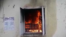 अकोल्यात बँकेत अग्नीतांडव, 8 ते 10 लाख रुपये जळून खाक अकोल्यात बँकेत अग्नीतांडव, 8 ते 10 लाख रुपये जळून खाक