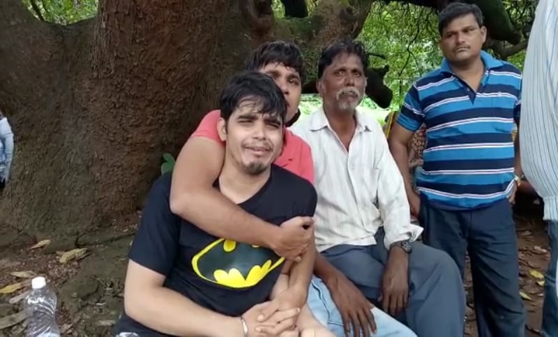 आंबेनळी घाटात बस दरीत कोसळून 33 जणांचा मृत्यू झाला. मृतदेह बाहेर काढण्याचे कार्य सुरू आहे. 12 मृतदेह हे पोलादपूर ग्रामीण रुग्णालयात पोस्टमार्टेमसाठी पाठवण्यात आली. पोस्टमार्टेम करून सहा मृतदेह नातेवाईकांच्या ताब्यात देण्यात आली. यावेळी रुग्णालयाच्या परिसरात मृतांच्या नातेवाईकांचा आक्रोश मन हेलावून टाकणार होता आंबेनळी घाटात बस दरीत कोसळून 33 जणांचा मृत्यू झाला. मृतदेह बाहेर काढण्याचे कार्य सुरू आहे. 12 मृतदेह हे पोलादपूर ग्रामीण रुग्णालयात पोस्टमार्टेमसाठी पाठवण्यात आली. पोस्टमार्टेम करून सहा मृतदेह नातेवाईकांच्या ताब्यात देण्यात आली. यावेळी रुग्णालयाच्या परिसरात मृतांच्या नातेवाईकांचा आक्रोश मन हेलावून टाकणार होता