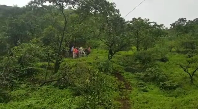 क्रेनच्या मदतीने मृतदेह बाहेर काढण्याचे कार्य सुरू आहे. यावेळी स्थानिक नागरिक मोठ्या संख्येनं मदतीसाठी पुढे आले क्रेनच्या मदतीने मृतदेह बाहेर काढण्याचे कार्य सुरू आहे. यावेळी स्थानिक नागरिक मोठ्या संख्येनं मदतीसाठी पुढे आले