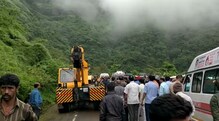 पोलादपूर घाटात बस दरीत कोसळून 33 ठार,रात्रीही बचावकार्य सुरू