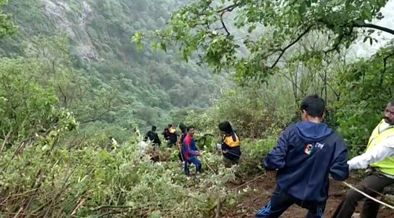 दरीतून मृतदेह काढण्यासाठी ट्रेकर्सनी दोरखंड सोडण्यात आलाय. त्या आधारे दरीतून मृतदेह बाहेर काढण्यात येत आहे. दरीतून मृतदेह काढण्यासाठी ट्रेकर्सनी दोरखंड सोडण्यात आलाय. त्या आधारे दरीतून मृतदेह बाहेर काढण्यात येत आहे.