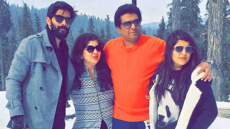 महाराष्ट्राचं राजकारण असो किंवा भारताचं इथे नव्या दमाचे चेहरे तसे फार कमी दिसतात. मात्र याला अपवाद ठाकरे कुटुंब. आपल्या हँडसम आणि राऊडी लूकमुळे सध्या मनसे अध्यक्ष राज ठाकरे यांचे सुपूत्र अमित ठाकरे फार प्रसिद्ध आहेत. महाराष्ट्राचं राजकारण असो किंवा भारताचं इथे नव्या दमाचे चेहरे तसे फार कमी दिसतात. मात्र याला अपवाद ठाकरे कुटुंब. आपल्या हँडसम आणि राऊडी लूकमुळे सध्या मनसे अध्यक्ष राज ठाकरे यांचे सुपूत्र अमित ठाकरे फार प्रसिद्ध आहेत.