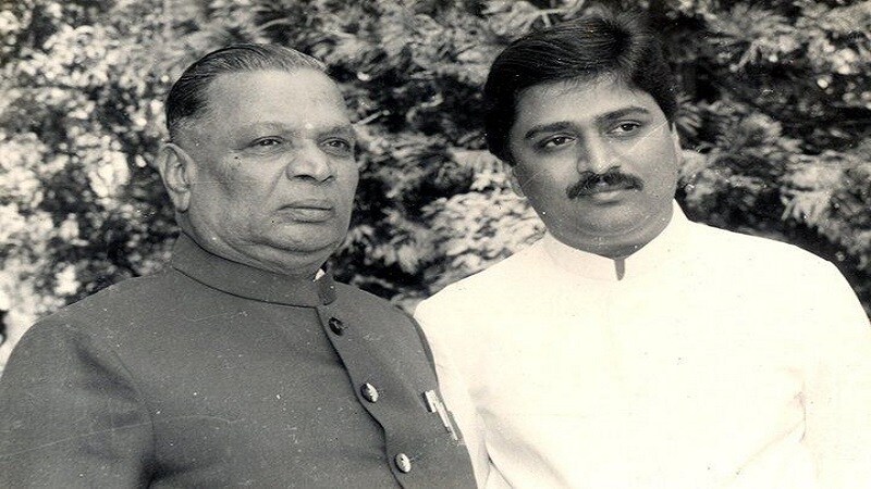 अशोक चव्हाण महाराष्ट्रात 'हेडमास्तर' अशी प्रतिमा असलेले माजी मुख्यमंत्री शंकराव चव्हाण हे अशोक चव्हाणांचे वडिल आणि राजकारणातले गुरू. राजकारणाचे धडे त्यांना मिळाले ते त्यांच्या वडिलांकडून. करडी शिस्त आणि स्पष्टवक्तेपणासाठी शंकराव प्रसिद्ध होते. त्यांची प्रशासनावर घट्ट पकड होती. राज्याला आर्थिक शिस्तही त्यांनी लावली. वडिलांचा हा संपन्न वारसा मिळाल्यानेच अशोक चव्हाण मुख्यमंत्रपदापर्यंत मजल मारू शकले. अशोक चव्हाण महाराष्ट्रात 'हेडमास्तर' अशी प्रतिमा असलेले माजी मुख्यमंत्री शंकराव चव्हाण हे अशोक चव्हाणांचे वडिल आणि राजकारणातले गुरू. राजकारणाचे धडे त्यांना मिळाले ते त्यांच्या वडिलांकडून. करडी शिस्त आणि स्पष्टवक्तेपणासाठी शंकराव प्रसिद्ध होते. त्यांची प्रशासनावर घट्ट पकड होती. राज्याला आर्थिक शिस्तही त्यांनी लावली. वडिलांचा हा संपन्न वारसा मिळाल्यानेच अशोक चव्हाण मुख्यमंत्रपदापर्यंत मजल मारू शकले.