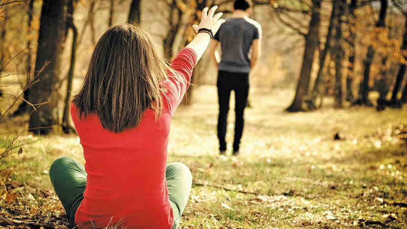 स्वतःचं कर्तव्य समजाः नातं कोणतंही असो नातं टिकवणं सर्वात महत्त्वाचं असतं. जर दोघांनीही आपआपल्या जबाबदाऱ्या उत्तमरित्या पार पाडल्या तर ब्रेकअप होणारच नाही. त्याच व्यक्तीसोबत दुसऱ्यांदा नातं सुरू करण्यासाठी स्वतःची कर्तव्य समजून ब्रेकअपची जबाबदारी घेणं आवश्यक आहे.