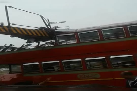 वांद्र्यात डबलडेकर बसला अपघात