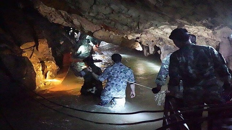 आम्हा केव्हा बाहेर काढणार असा प्रश्न त्यांनी पथत पथकाच्या सदस्याला विचारला. पण गुंफेत पाणी भरल्यानं या मुलांना लगेच बाहेर काढणं अशक्य असून त्यांच्यासाठी पाणी आणि जेवणाची सोय कऱण्यात येत आहे. आम्हा केव्हा बाहेर काढणार असा प्रश्न त्यांनी पथत पथकाच्या सदस्याला विचारला. पण गुंफेत पाणी भरल्यानं या मुलांना लगेच बाहेर काढणं अशक्य असून त्यांच्यासाठी पाणी आणि जेवणाची सोय कऱण्यात येत आहे.