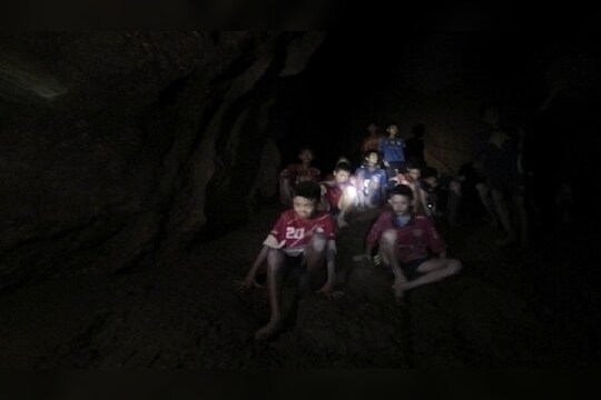 आता गुहेतच 'त्या' मुलांना दिलं जाणार पोहण्याचं प्रशिक्षण