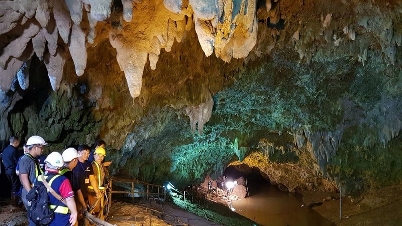 हे सर्वजण जिवंत असून नऊ दिवस त्यांना अन्नपाण्याविना काढावी लागली. टॅम लुंग या गुफेत ही मुलं फिरायला गेली होती. ती मध्ये असतानाच गुंफेत पाणी भरलं आणि या मुलांना बाहेरच निघताच आलं नाही. हे सर्वजण जिवंत असून नऊ दिवस त्यांना अन्नपाण्याविना काढावी लागली. टॅम लुंग या गुफेत ही मुलं फिरायला गेली होती. ती मध्ये असतानाच गुंफेत पाणी भरलं आणि या मुलांना बाहेरच निघताच आलं नाही.