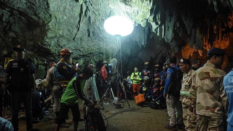 थायलंडमधल्या गुंफेत हरवलेल्या 13 जणांच्या फुटबॉल टीमला शोधण्यात अखेर यश आलंय. नऊ दिवसांच्या अथक प्रयत्ना नंतर टीम मधली 12 मुलं आणि त्यांचा कोच यांचा शोध लागला आहे. थायलंडमधल्या गुंफेत हरवलेल्या 13 जणांच्या फुटबॉल टीमला शोधण्यात अखेर यश आलंय. नऊ दिवसांच्या अथक प्रयत्ना नंतर टीम मधली 12 मुलं आणि त्यांचा कोच यांचा शोध लागला आहे.