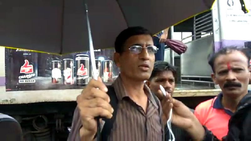 हजारो मुंबईकरांचा जीव वाचवणारा मोटरमन 'चंद्रशेखर सावंत'