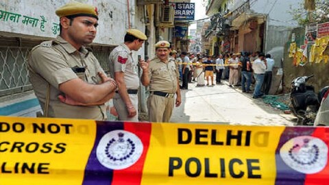 बुरांडी कुटुंबातल्या 11 जणांचा मृत्यू झाला. ते सगळे जण एका बाबाचे भक्त होते. त्यांच्या सांगण्यानुसार  हे कुटुंब पूजापाठ करायचे. 