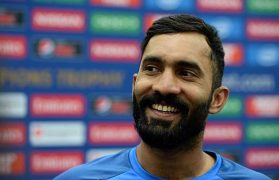दिनेश कार्तिक सध्या त्याच्या करिअरच्या उत्तम फॉर्ममध्ये आहे. त्यामुळे चौथ्या स्थानासाठी सध्या त्याच्याकडे पाहिले जात आहे. पण अजून कार्तिकला पुरेशी संधी देण्यात आलेली नाही. दिनेश कार्तिक सध्या त्याच्या करिअरच्या उत्तम फॉर्ममध्ये आहे. त्यामुळे चौथ्या स्थानासाठी सध्या त्याच्याकडे पाहिले जात आहे. पण अजून कार्तिकला पुरेशी संधी देण्यात आलेली नाही.