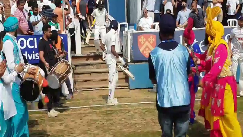 दुसऱ्या दिवसाच्या खेळाच्या सुरूवातीला खेळाडूंचे भारतीय पद्धतीने मैदानात दमदार स्वागत करण्यात आले. यावेळी पंजाबी भांगड्यामध्ये दिनेश कार्तिक इतर खेळाडूंसोबत मैदानात उतरला. दुसऱ्या दिवसाच्या खेळाच्या सुरूवातीला खेळाडूंचे भारतीय पद्धतीने मैदानात दमदार स्वागत करण्यात आले. यावेळी पंजाबी भांगड्यामध्ये दिनेश कार्तिक इतर खेळाडूंसोबत मैदानात उतरला.