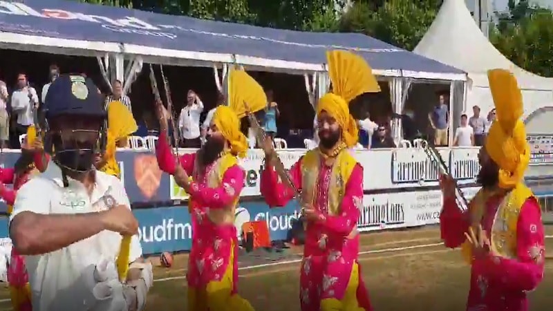 त्याचे झाले असे की, मैदानात उतरताना दिनेशला भांगड्याचे संगीत एवढे आवडले की आपसुक त्याच्या चेहऱ्यावर त्या संगीताचा आनंद दिसत होता. त्याचे झाले असे की, मैदानात उतरताना दिनेशला भांगड्याचे संगीत एवढे आवडले की आपसुक त्याच्या चेहऱ्यावर त्या संगीताचा आनंद दिसत होता.