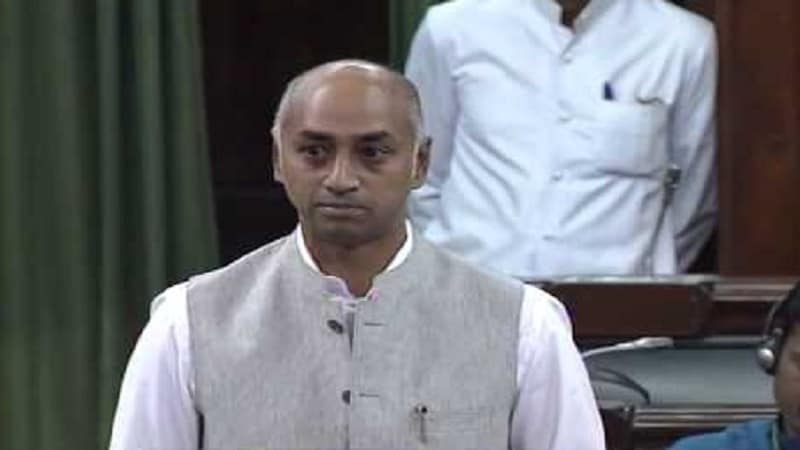 परदेशात शिकलेले जयदेव गल्ला यांनी राजकारणात प्रवेश केला. 2014च्या निवडणुकीत त्यांनी 683 कोटींच्या संपत्तीची घोषणा केली. परदेशात शिकलेले जयदेव गल्ला यांनी राजकारणात प्रवेश केला. 2014च्या निवडणुकीत त्यांनी 683 कोटींच्या संपत्तीची घोषणा केली.