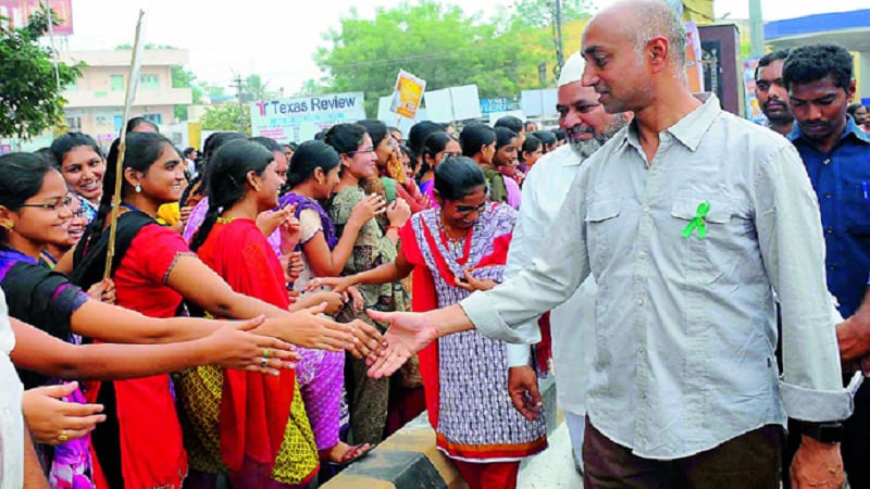 जयदेव चित्तुरचे आहेत. त्यांची आई अरुणा काँग्रेसमध्ये आहेत. जयदेव यांना राजकारणाचे धडे घरीच मिळालेत. जयदेव चित्तुरचे आहेत. त्यांची आई अरुणा काँग्रेसमध्ये आहेत. जयदेव यांना राजकारणाचे धडे घरीच मिळालेत.